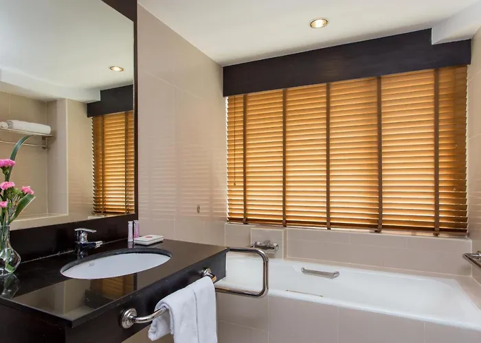 Ramada Plaza By Wyndham Menam Riverside 5*